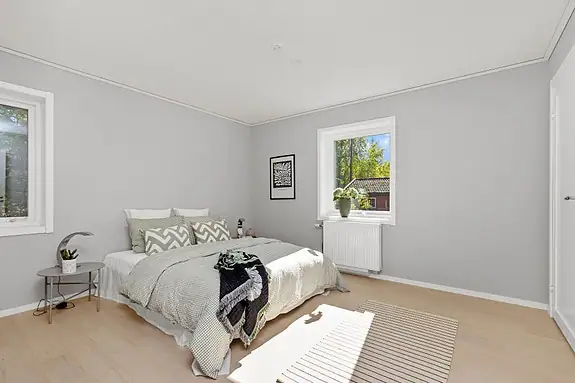 Romslig hovedsoverom med walk-in-garderobe