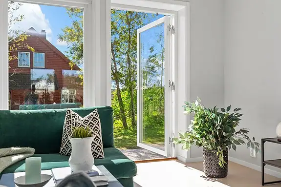 Utenfor er det grønt og fint sommerstid