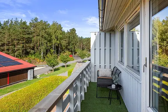 Her er det plass til en mindre sittegruppe, og verandaen vender ut mot garasjeanlegget og grønne og rolige omgivelser