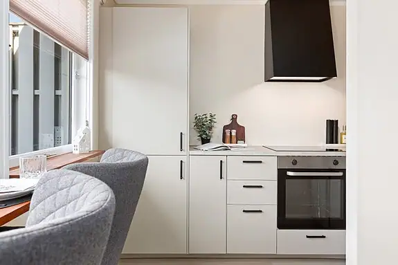 Moderne kjøkken fra Ikea med tidløst uttrykk som harmonerer fint med resten av leiligheten