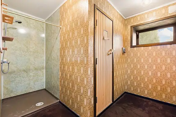 Badet i underetasjen har behov for oppgardering og inneholder kun dusjhjørne