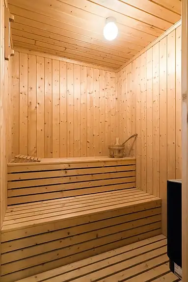 I tilknytning til badet finner du badstuen - et hyggelig tillegg til underetasjen