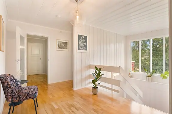 Hovedetasjen fremstår som lys og trivelig