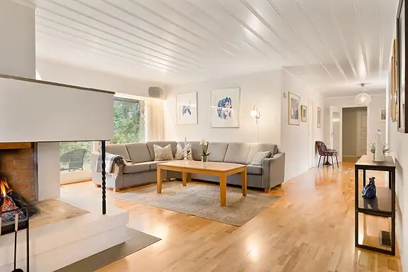 I den første delen er det plass til sofagruppe og TV. Store vindusflater slipper inn rikelig med dagslys.