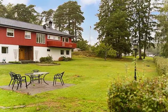 Boligen har god plass både inne og ute