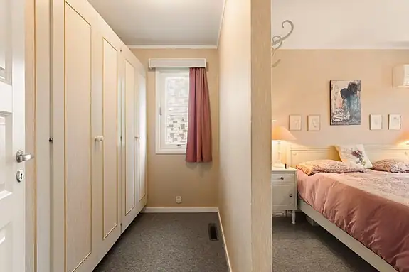 Hovedsoverommet har god plass til dobbeltseng og direkte tilgang til egen garderobe