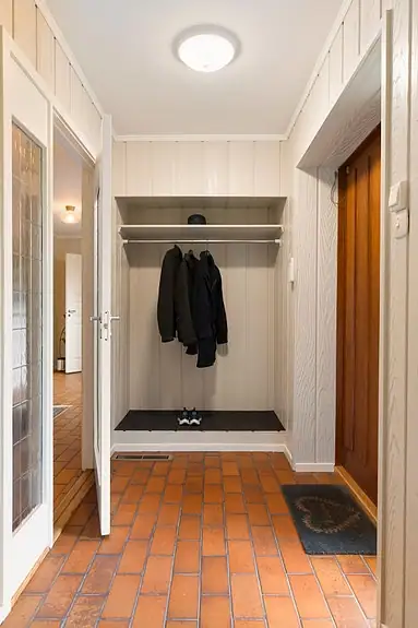 I vindfanget er det plass til å henge fra seg yttertøyet