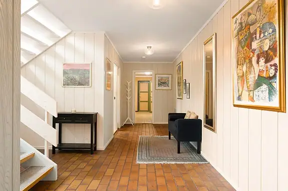 Fra hallen fører trappen videre opp til boligens hovedetasje