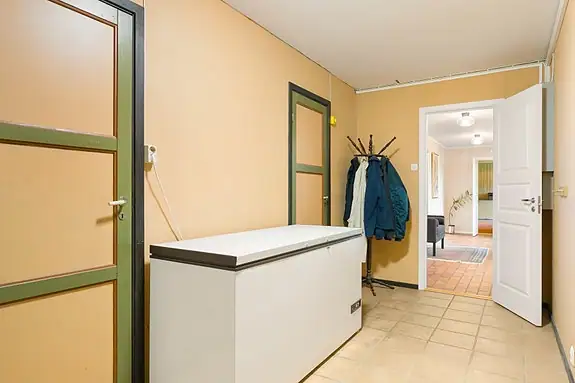 Underetasjen inneholder også bl.a. fyrrom, kjølerom, bod, disponibelt rom, vinkjeller og tilgang til garasjen