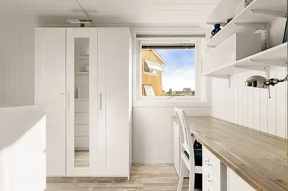 Soverom 2 har plass til seng, bord og garderobeskap
