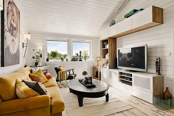 De store vindusflatene sørger for rikelig med naturlig lys