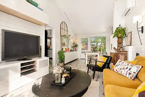 Det er plass til både sofagruppe, spisebord og øvrig møblement