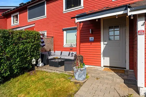 Ved inngangen er det også etablert et koselig, sørvendt sitteområde