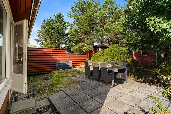 På nordsiden av boligen ligger en hellelagt terrasse på 13 kvm