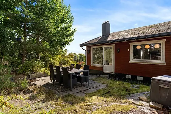 Terrassen ligger skjermet til og gir plass til utemøbler og hyggelige måltider ute