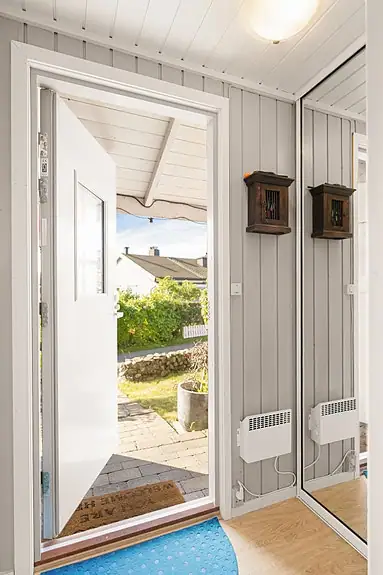 Praktisk skyvedørsgarderobe i entreen hvor du kan rydde vekk yttertøyet