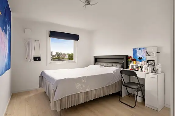 Det er 2 soverom i leiligheten. Hovedsoverommet er romslig og har god plass til både dobbeltseng og garderobe