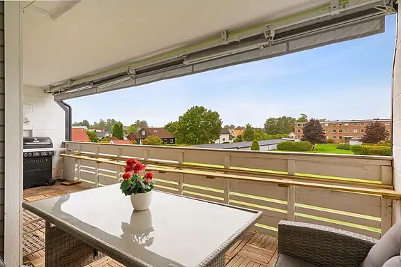 Utgang fra stue til sydvestvendt balkong på ca. 15m²