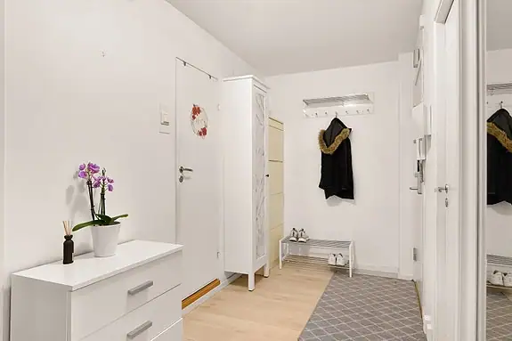Velkommen inn til en romslig entré. Her er det god plass til å henge fra seg yttertøyet