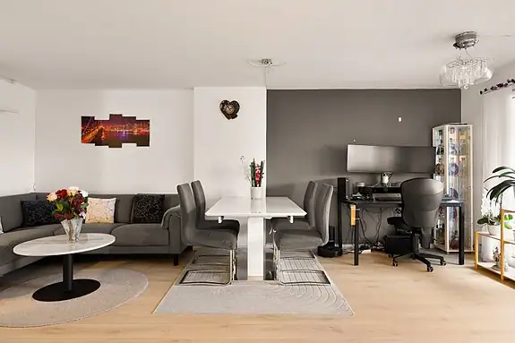Stuen har god plass til både spisestue og tv-stue