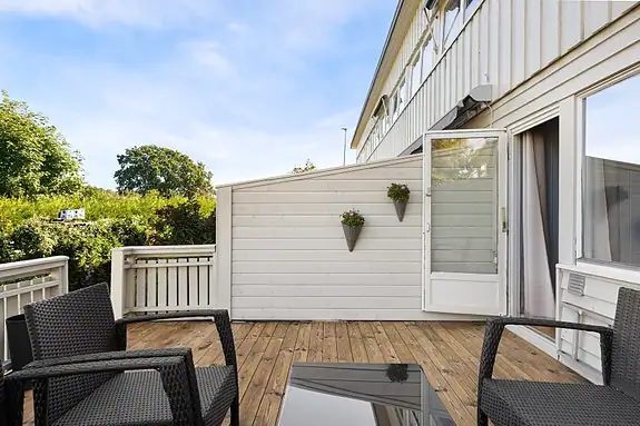 Trivelig terrasse på baksiden, denne er bygd i nyere tid