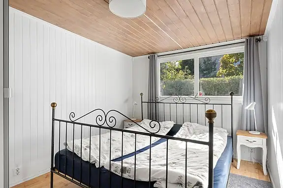 Det er to romslige soverom i boligen