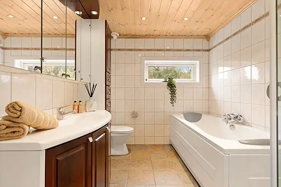 Badet i 2. etasje er fra 2002 og har flislagte overflater samt varmekabler i gulvet