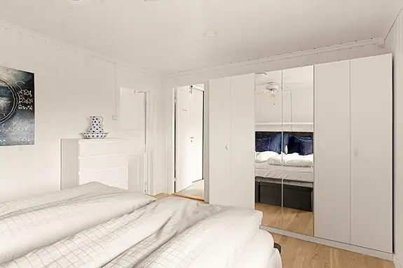 Rommet har god plass til dobbeltseng, nattbord og garderobeskap
