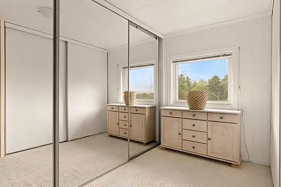 Garderoberom i 2. etasje med skyvedørsgarderobe. Garderoberommet ligger i direkte tilknytning til soverommet