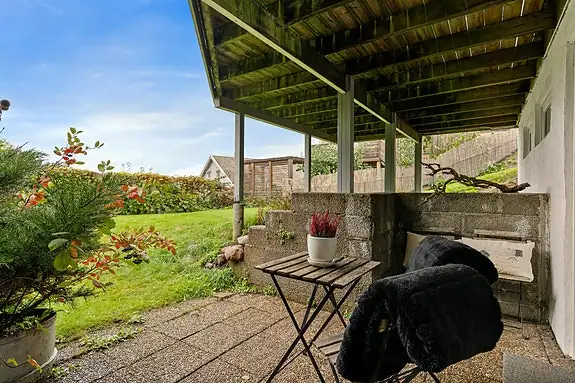 Uteplassen er hellelagt og har direkte tilgang til hagen