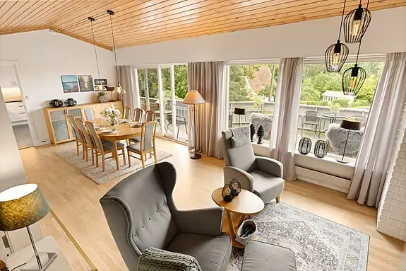 Ned et halvplan ligger spisestuen