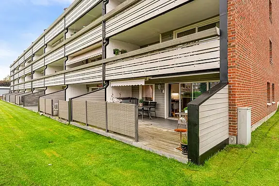 Uteplassen er skjermet, men har enkel tilgang til de grønne fellesarealene