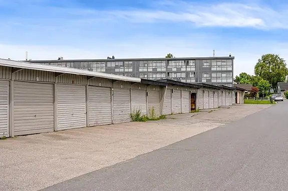 Gateparkering i området - garasje kan eventuelt kjøpes etter avtale