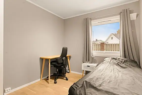 Hovedsoverommet er innredet med skyvedørsgarderobe og er av god størrelse