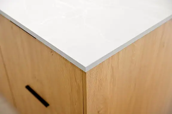 Lys benkeplate i komprimert laminat med marmormønster