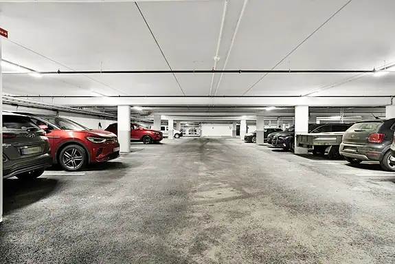 Her medfølger det en parkeringsplass med installert elbillader