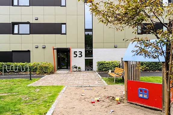 Lekeplass for de minste rett utenfor hovedinngangen