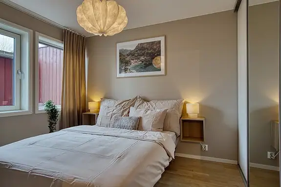 Fint soverom med skyvedørsgarderobe