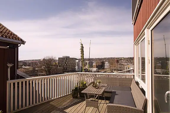 Fra stuen er det utgang til terrasse, med utsikt mot Verket og Mossesundet