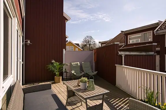 En uttrekkbar levegg sørger for at terrassen oppleves privat