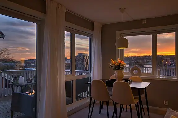 Ute som inne nyter du solnedgang og utsyn over Verket